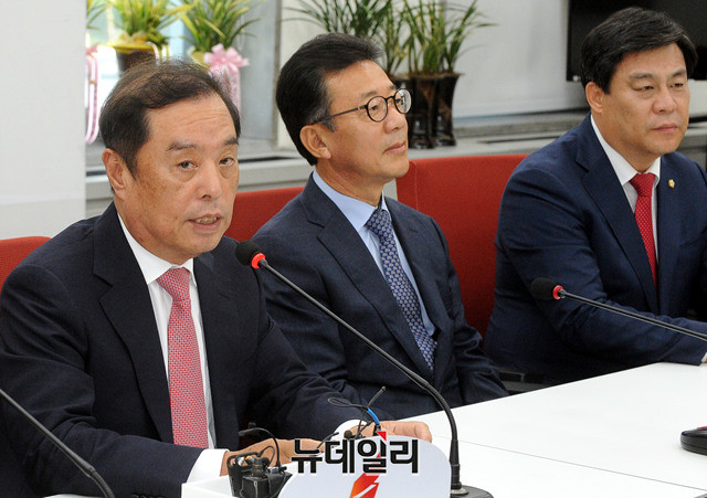 ▲ 한국당 비대위 첫 인선을 밝히고 있는 김병준 혁신 비대위원장과 그 옆의 홍철호 신임 비서실장, 김선동 여의도연구원장 등 ⓒ뉴데일리DB