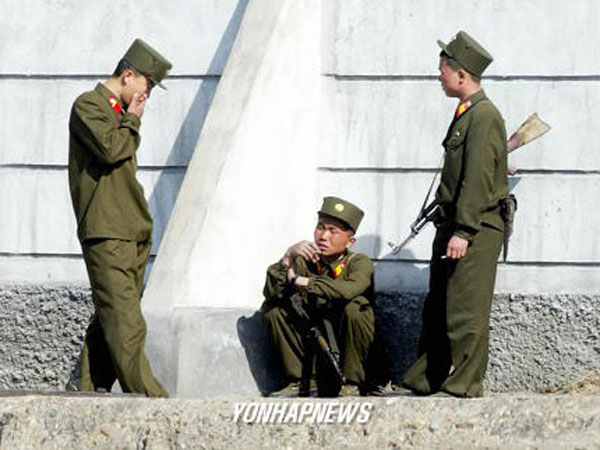 ▲ 평범한 북한군 모습. ⓒ연합뉴스. 무단전재 및 재배포 금지.