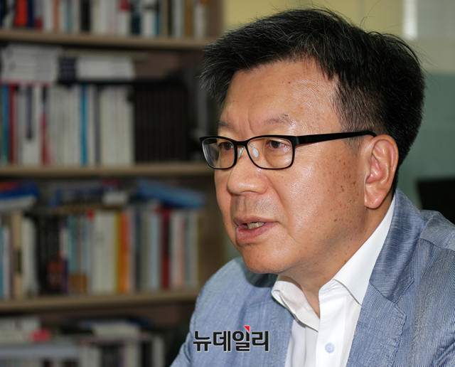 ▲ 박덕배 '금융의 창' 대표가 19일 뉴데일리 사옥에서 최저임금 관련 인터뷰를 하고 있다.ⓒ뉴데일리 이기륭 기자