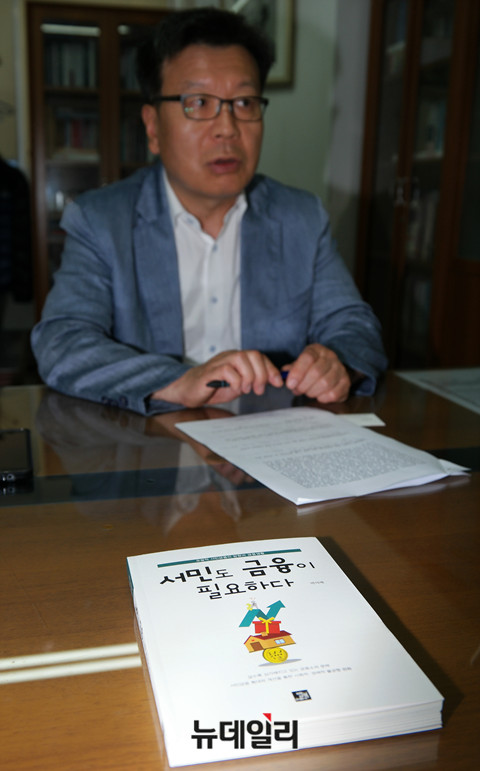 ▲ 박덕배 '금융의 창' 대표가 19일 뉴데일리 사옥에서 최저임금 관련 인터뷰를 하고 있다.ⓒ뉴데일리 이기륭 기자