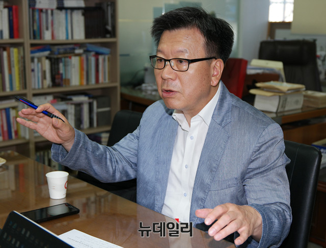 ▲ 박덕배 '금융의 창' 대표가 19일 뉴데일리 사옥에서 최저임금 관련 인터뷰를 하고 있다.ⓒ뉴데일리 이기륭 기자