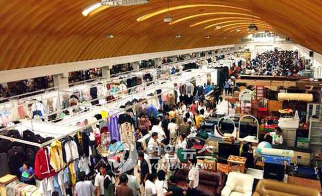 ▲ 북한이 최근 나선시에 중국인들만을 위해 장마당식 자유무역시장을 열었다고 한다. 사진은 평양의 한 장마당. ⓒ연합뉴스. 무단전재 및 재배포 금지.