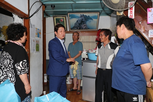 ▲ 권영진 대구시장이 연일 계속되는 폭염 가운데 시설물 운영 상황 및 점검에 나섰다. 사진은 권 시장이 쪽방촌에서 폭염현장을 점검하는 장면.ⓒ대구시