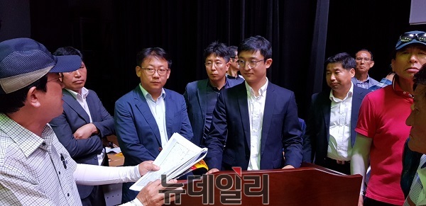 ▲ 지난 17일 세종문화예술회관에서 열린 세종고속도로 건설사업 공청회에서 장군면 송문리 한 주민이 국토부 관계자에게 고속도로 노선변경과 관련해 거칠게 항의하고 있다.ⓒ김정원 기자