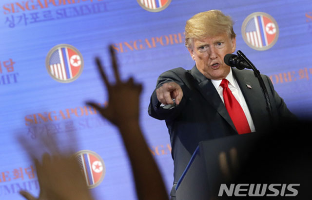 ▲ 지난 6월 12일 싱가포르에서 김정은과 정상회담을 가진 뒤 기자회견에서 질문을 받는 도널드 트럼프 美대통령. ⓒ뉴시스. 무단전재 및 재배포 금지.