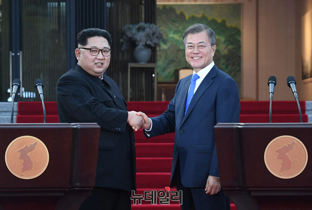 ▲ 4월 27일 남북정상회담 당시 김정은과 문재인 대통령. 이날 나온 판문점 선언에는 연내 종전선언을 한다는 내용이 들어 있다. ⓒ뉴데일리 DB.