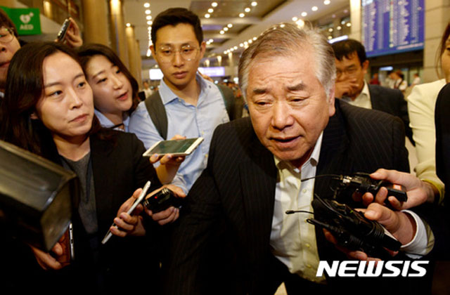 ▲ 지난 3월 하순 미국에서 논란이 되는 발언을 한 뒤 공항에서 기자들의 질문을 거절하는 문정인 청와대 통일외교안보 특보. ⓒ뉴시스. 무단전재 및 재배포 금지.