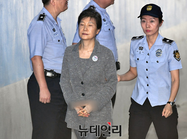 최순실 등 민간인에 의한 국정농단 사건 1심 공판 당시 박근혜 전 대통령 모습. ⓒ 사진 뉴시스