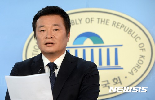 ▲ 국민의당 김철근 대변인이 24일 오후 서울 여의도 국회 정론관에서 자유한국당 정진석 의원의 고 노무현 전 대통령에 대한 막말과 박원순 서울시장의 정치보복 발언 관련 논평하고 있다. ⓒ뉴시스 DB