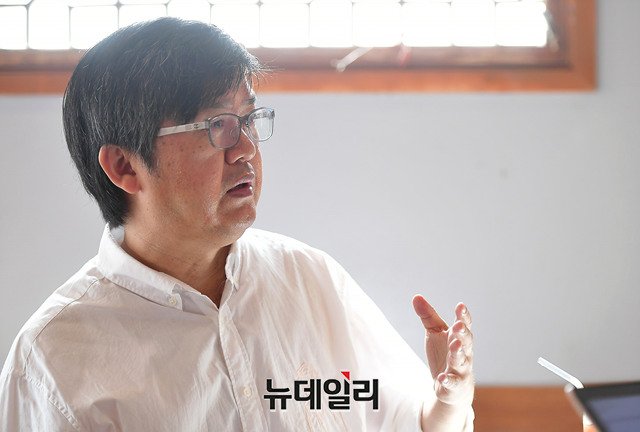 ▲  저자 조성관 작가가 19일 서울 광화문 일대의 한 카페에서 뉴데일리와 인터뷰를 했다. ⓒ뉴데일리 정상윤 기자