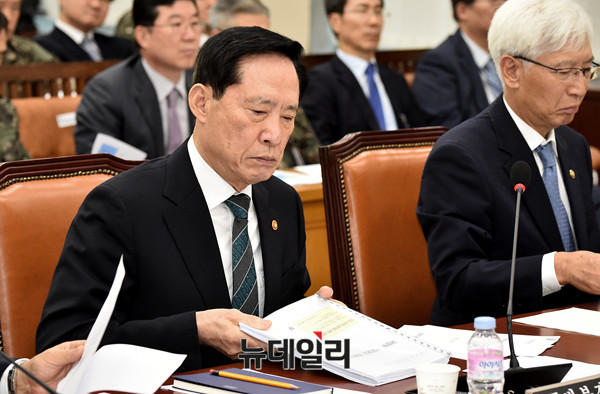 ▲ 송영무 국방부 장관이 자료를 검토하는 모습. ⓒ뉴데일리 DB