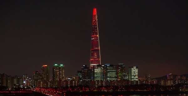 ▲ 스페셜올림픽을 기념하는 붉은 빛이 점등된 서울 잠실 롯데월드타워. ⓒ롯데