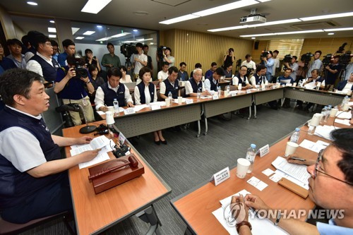 ▲ 최승재 소상공인연합회장이 지난 17일 서울 동작구 회의실에서 열린 제3차 긴급 임시이사회에서 모두 발언을 하고 있다.ⓒ연합뉴스