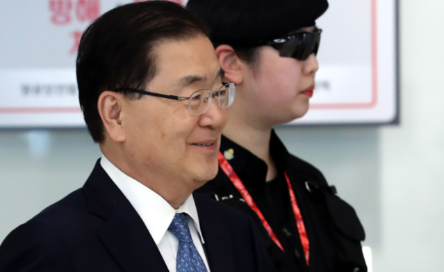 ▲ 지난 5월 존 볼턴 미국 백악관 국가안보보좌관을 만나고 온 정의용 국가안보실장이 인천국제공항을 통해 귀국하고 있는 모습. 정 실장은 지난 20일(현지시간) 미국을 방문해 21일 귀국길에 다시 올랐다. ⓒ뉴시스