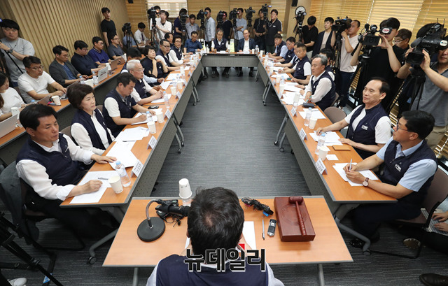 ▲ 지난 17일 서울 동작구 신대방동에 위치한 소상공인연합회 사무실에서 최승재 연합회장이 모두 발언하는 모습.ⓒ뉴데일리 정상윤 기자