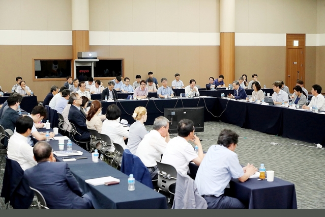 ▲ ‘대구 미래비전 2030위원회’ 워크숍이 21일 대구 엑스코에서 권영진 대구시장, 서정해·김영철 공동위원장을 비롯한 위원회 산하 7개 분과위원회와 맑은물·통합신공항·시청 신청사 건립 등 3대 현안 해결 TF팀까지 전체 10개 분과의 위원 100여명이 한 자리에 모인 가운데 개최됐다. ⓒ대구시