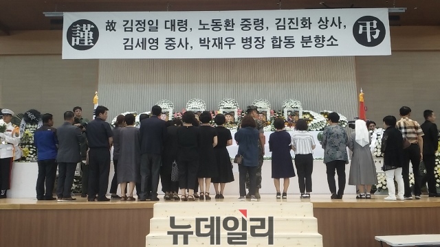 ▲ 포항 해병대 제1사단 헬기사고로 숨진 장병들의 합동분향소 설치로 각계각층의 추모 행렬이 줄을 잇고 있다.ⓒ뉴데일리