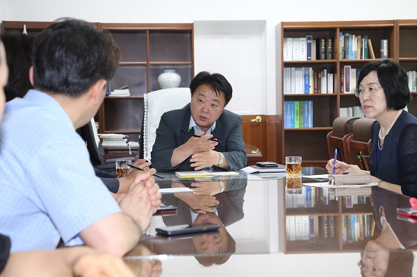 ▲ 한범덕 청주시장이 지난 21일 시장실에서 청주시어린이집연합회 임원과 시 관계 공무원이 참석한 가운데 긴급 어린이집 통학차량 안전대책 간담회를 가졌다.ⓒ청주시