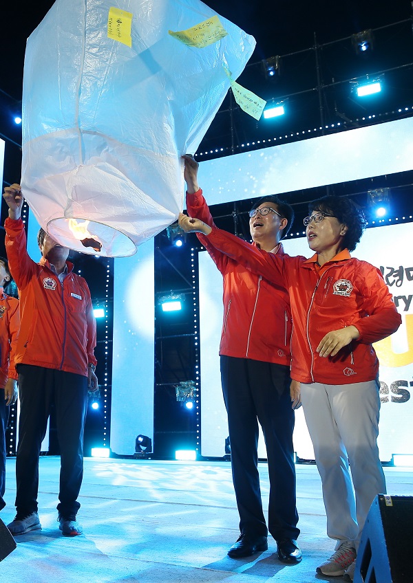 ▲ 22일 충남 대천해수욕장에서 열린 보령머드축제 폐막식에 참석한 양승조 충남도지사.ⓒ충남도