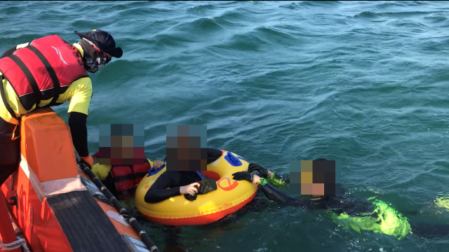 ▲ 포항해경이 21일 파도에 밀려 표류중이던 피서객을 구조하고 있다.ⓒ포항해경