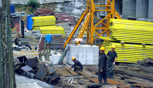 ▲ 푸틴 러시아 대통령이 최근 북한 근로자의 체류연장을 허용했다고 타스 통신 등 현지매체가 보도했다. 사진은 러시아 블라디보스토크 건설현장에서 일하는 북한 근로자들. ⓒ미국의 소리 北해외근로자 관련보도 화면캡쳐.