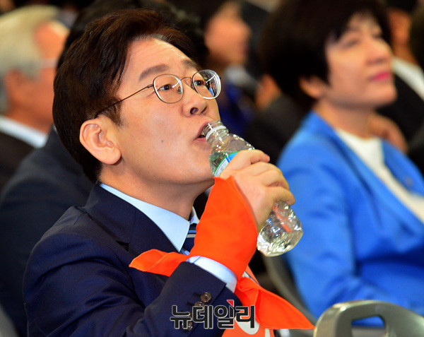 ▲ 이재명 경기도지사가 물을 마시는 모습. ⓒ뉴데일 DB