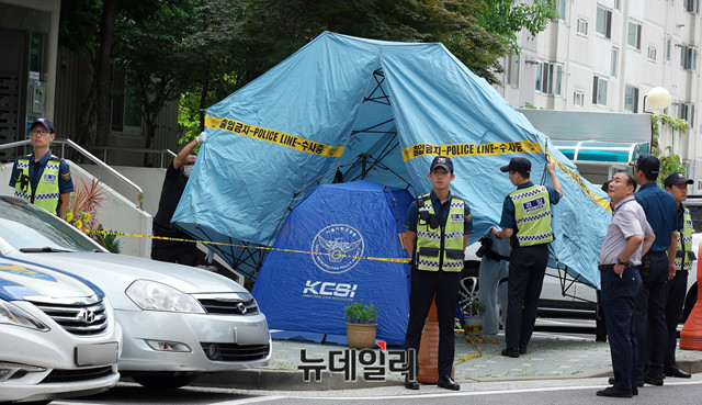 ▲ 노회찬 정의당 원내대표가 23일 오전 투신 사망한 서울 중구의 한 아파트에서 경찰 대원들이 대형 가림막 텐트를 설치하고 있다.ⓒ뉴데일리 이기륭 기자