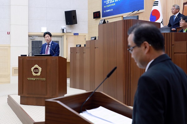 ▲ 세종시의회 윤형권 의원이 23일 열린 임시회에서 세종창조경제센터 최길성 센터장에게 방만·부실운영에 대한 질의를 하고 있다.ⓒ세종시의회