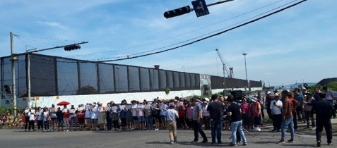 ▲ 충남 당진시 송악읍 고대2리와 한진1·2리 주민 100여명이 23일 당진항 야적장앞에서 주민들이 시위를 벌이고 있다.ⓒ지역주민 제공