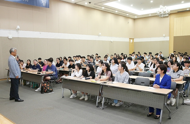 지난 20일부터 21일까지 양일간 대구엑스코에서 개최된 ‘대구 진로진학 박람회’에서 강은희 대구시교육감(사진 오른쪽 앞줄)과 참여 학생들이 특강을 듣고 있다.ⓒ대구시교육청