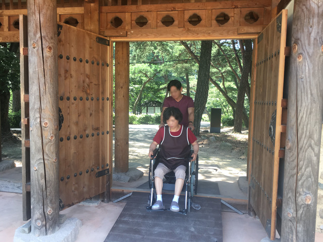 ▲ 포항전통문화체험관 대문에 설치한 경사로.ⓒ포항시시설관리공단