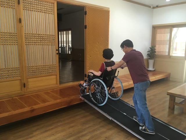 ▲ 실내 이동 경사로 설치 모습.ⓒ포항시설관리공단