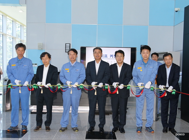▲ '포항 스마트 데이터센터' 준공을 기념해 테이프커팅식을 하는 모습. 왼쪽부터 조일현 투자엔지니어링실장, 최두환 포스코ICT사장, 이대우 노경협의회 대표, 오인환 포스코 사장, 유성 기술투자본부장, 오형수 포항제철소장, 정덕균 정보기획실장.ⓒ포스코