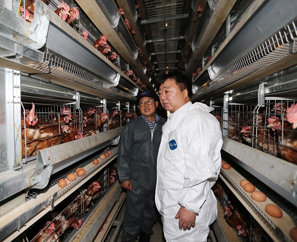 ▲ 한범덕 청주시장이 최근 연이은 폭염으로 피해를 입은 북이면 부연리 산란계 농가를 방문해 축사를 둘러보고 있다.ⓒ청주시