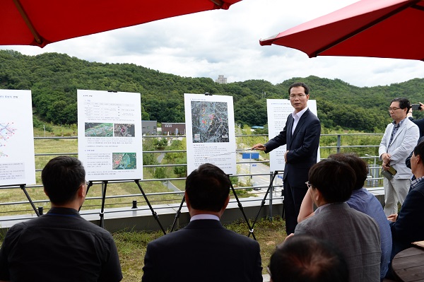 ▲ 조병옥 음성군수가 ‘소방복합치유센터’ 평가단에게 충북혁신도시 내 입지후보지에 대해 설명하고 있다.ⓒ음성군