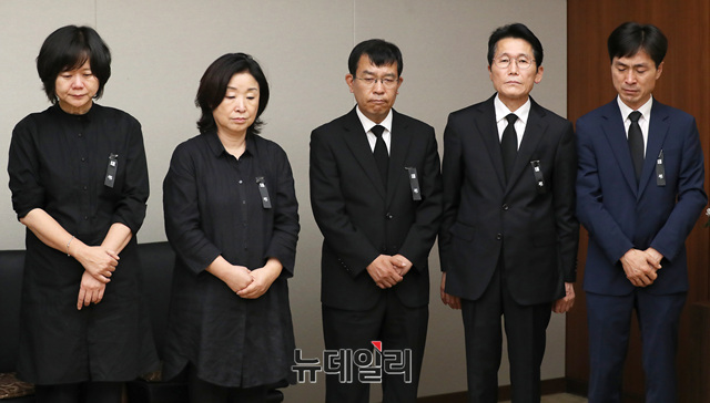 ▲ 심상정 의원과 이정미 대표를 필두로 한 정의당 관계자들이 23일 노회찬 의원 빈소를 지키는 모습. ⓒ뉴데일리 DB