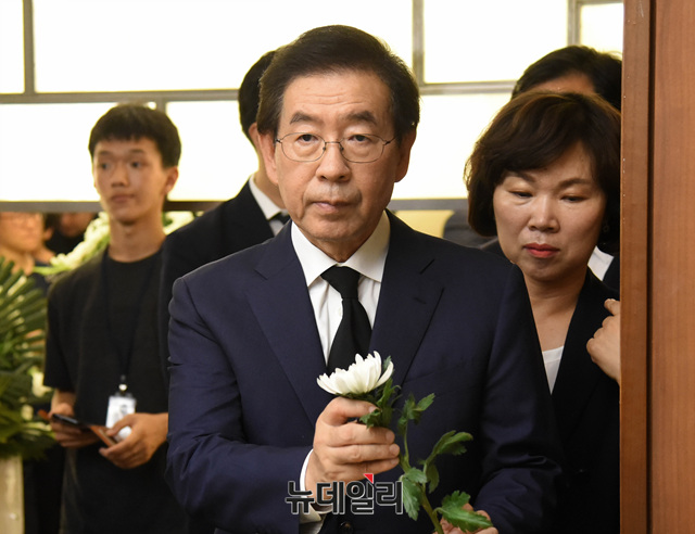▲ 박원순 서울시장이 23일 노회찬 의원 빈소를 찾은 모습. ⓒ뉴데일리 DB