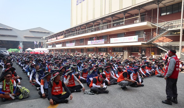 ▲ 현대중공업 노동조합이 지난 20일 울산조선소에서 인력감축에 반대하는 전면파업을 실시하고 있다. ⓒ현대중공업 노동조합