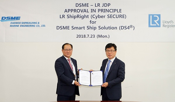 ▲ 권오익 대우조선해양 전무(왼쪽)와 김영두 로이드 선급 아시아 기술총괄본부장이 지난 23일 서울 중구 대우조선 서울사옥에서 스마트십 사이버 보안 인증서 전달식 이후 기념사진을 찍고 있다. ⓒ대우조선