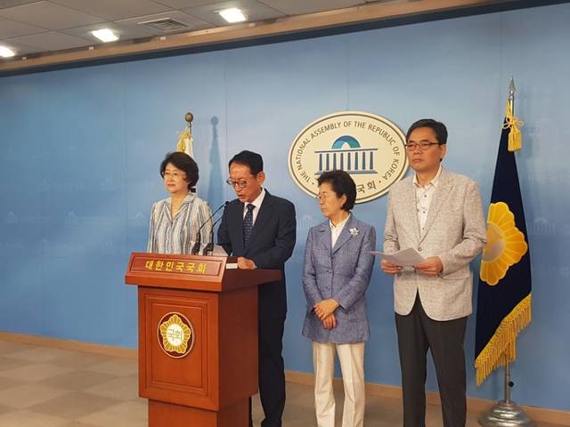 ▲ 24일 국회 정론관에서 김선수 대법관 후보자의 자진사퇴를 촉구하고 있는 자유한국당 소속 청문위원들 [사진=곽상도의원실 제공]