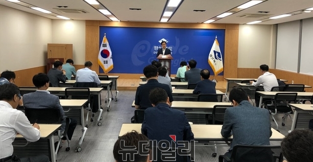 ▲ 경북도 송덕만 대변인은 24일 도청 브리핑룸에서 이날 오전 개최된 간부회의 결과를 발표하고 있다.ⓒ뉴데일리