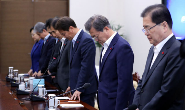 ▲ 2017년 12월 4일 인천 영흥도 낚시배 전복사고 사망자들을 위해 묵념하는 문재인 대통령과 국무위원들. ⓒ뉴시스. 무단전재 및 재배포 금지.