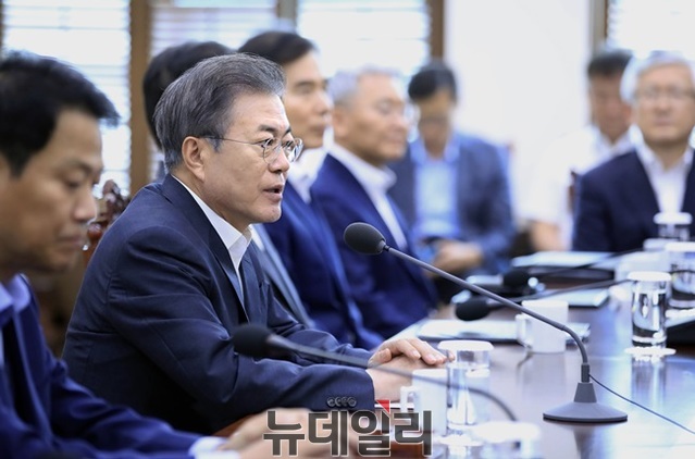 ▲ 문재인 대통령이 지난 23일 수석보좌관회의를 주재하는 모습. ⓒ뉴데일리 DB