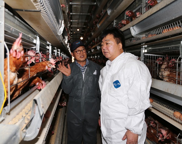 ▲ 한범덕 충북 청주시장이 24일 북이면 부연리 산란계 농가를 방문해 축사를 둘러보고 있다.ⓒ