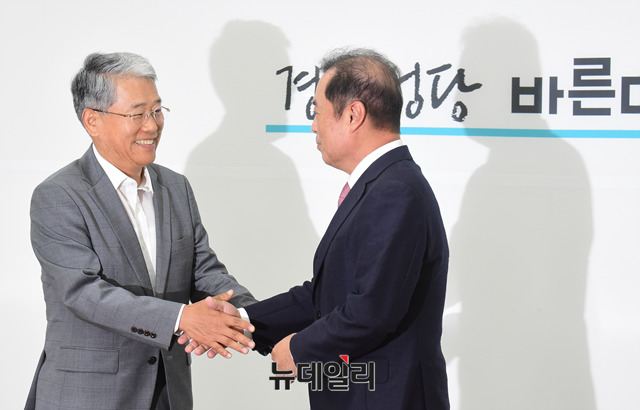 ▲ 김병준 자유한국당 비상대책위원장(오른쪽)이 23일 오전 국회 바른미래당 김동철 비대위원장실을 찾아 예방하고 악수를 나누고 있다. ⓒ뉴데일리 이종현 기자