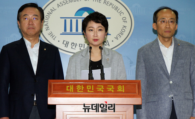 ▲ 자유한국당 김종석 의원(왼쪽부터), 바른미래당 이언주 의원, 자유한국당 추경호 의원이 15일 국회에서 '시장경제살리기연대' 출범을 발표했다. ⓒ뉴데일리 DB