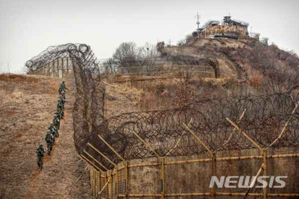 ▲ 비무장지대 내 경계초소의 모습ⓒ박종우 사진가 제공 뉴시스 사진.