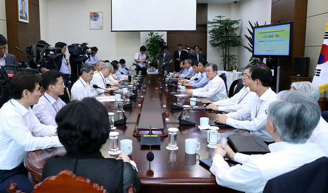 ▲ 문재인 대통령이 지난 23일 수석보좌관회의를 주재하는 모습. ⓒ청와대 제공