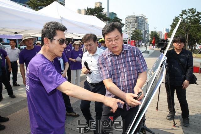 ▲ 이강덕 포항시장이 축제 준비 현장을 방문해 관계자로부터 설명을 듣고 있다.ⓒ뉴데일리