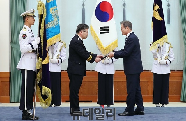 ▲ 문재인 대통령이 24일 민갑룡 신임 경찰청장에게 임명장을 수여하는 모습. ⓒ청와대